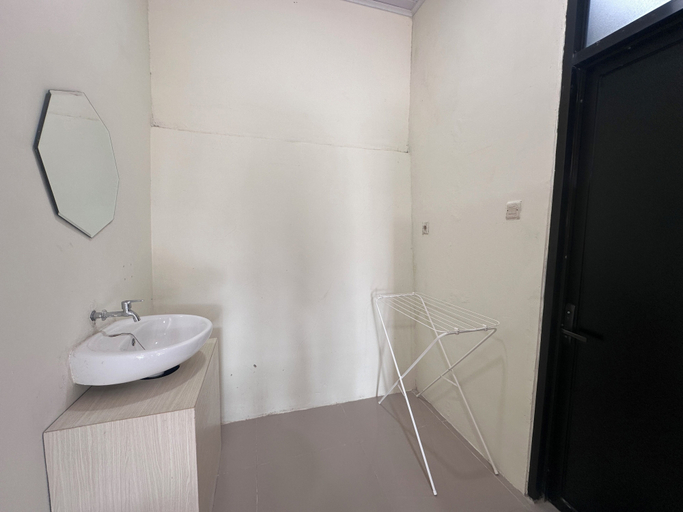 Bathroom 3, APA Guesthouse, West Manggarai