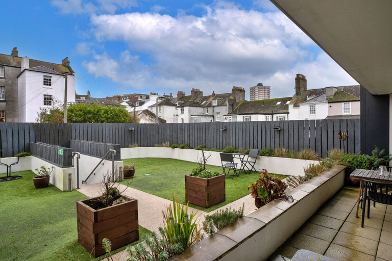 Garden, Stylish City Apartment With Terrace, Plymouth