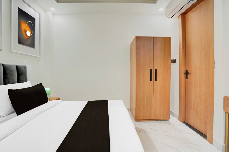 Room 5, Super Collection O Prayagraj near IIITA, Kaushambi
