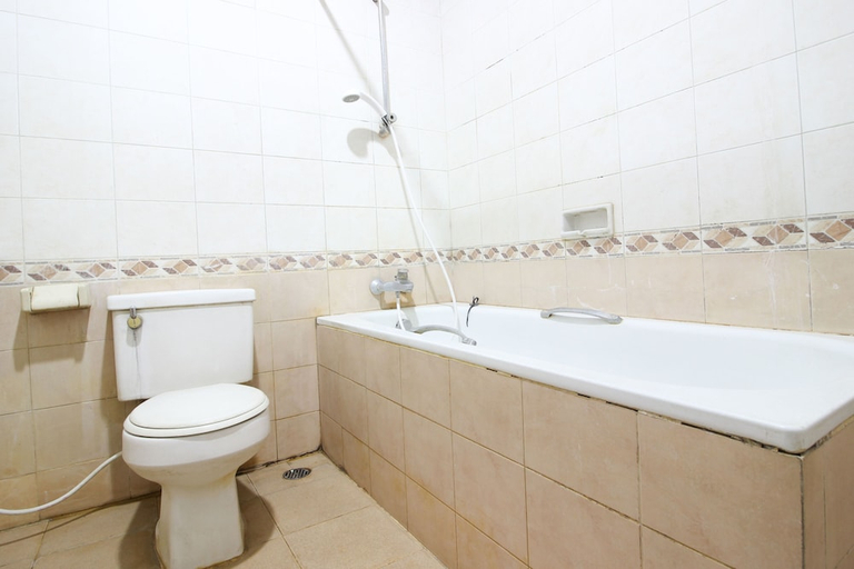 Bathroom, Akur Hotel Malioboro Mitra RedDoorz, Yogyakarta