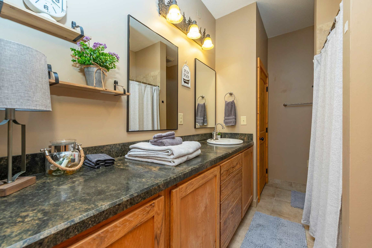 Room 5, Stunning Mtn Views Hot Tub Firepit Sleeps 10, Haywood