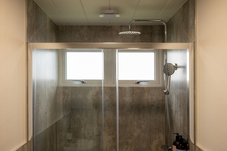 Bathroom 3, Lost Shore Surf Resort, Edinburgh