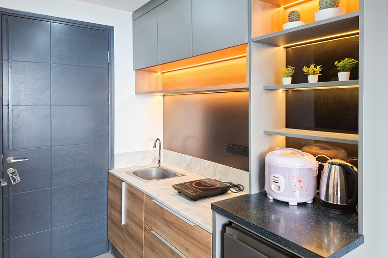 Interior 2, Chic And Warm Studio Room At Apartment Collins Boulevard, Tangerang