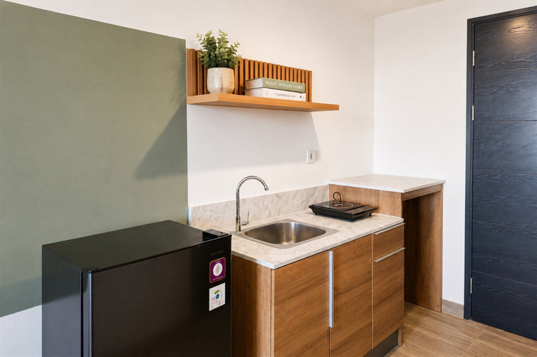 Private kitchen 2, Urban Sleek Studio At Apartment Collins Boulevard, Tangerang