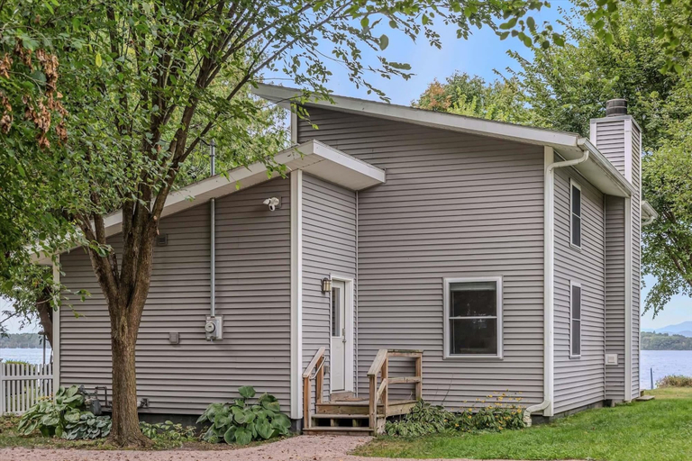 Room 3, Gorgeous Lakefront Home w Private Beach Views, Chittenden