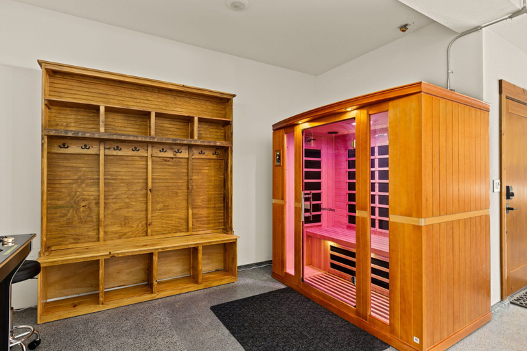 Room 5, 2 Homes Sleeps 22 Sauna Hot Tub Fire Pit, Clackamas