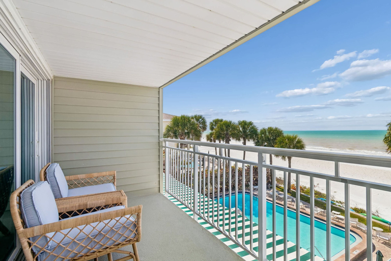 Room 5, Beachfront Bliss - Outdoor Pool - Sleeps 6, Pinellas