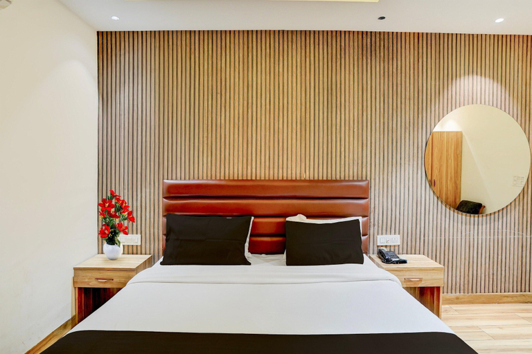 Room 4, Deluxe Hotel Hm Crystal, Sahibzada Ajit Singh Nagar