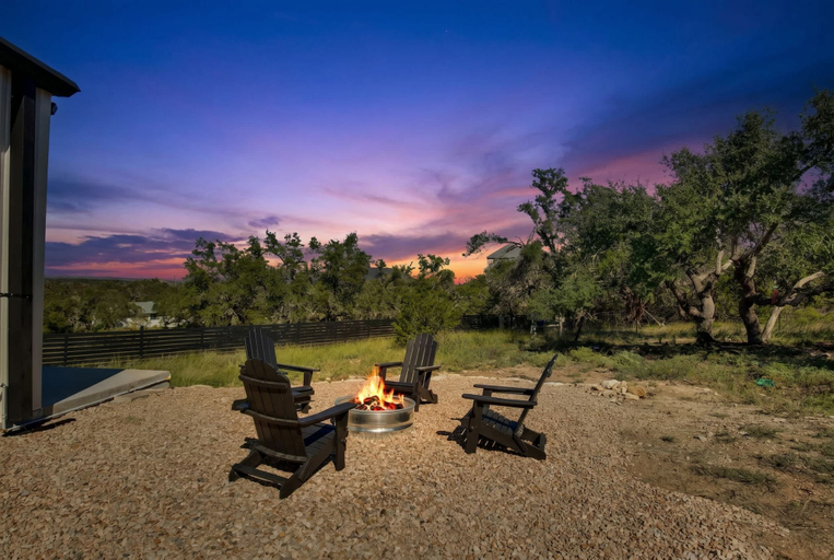 Room 5, Hill Country Hideaway Modern Barndominium for 6, Hays