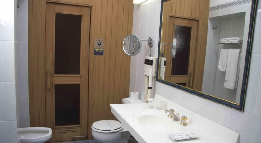 Bathroom, Mercure Ariosto Lima, Lima