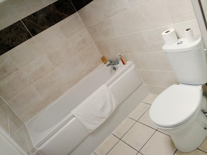 Bathroom 3, Fox and Hounds Country Inn, Lincolnshire