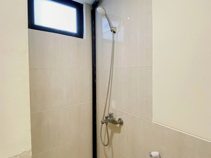 Bathroom 2, Urban Comfort 2Br At Apartment Meikarta District 2, Cikarang