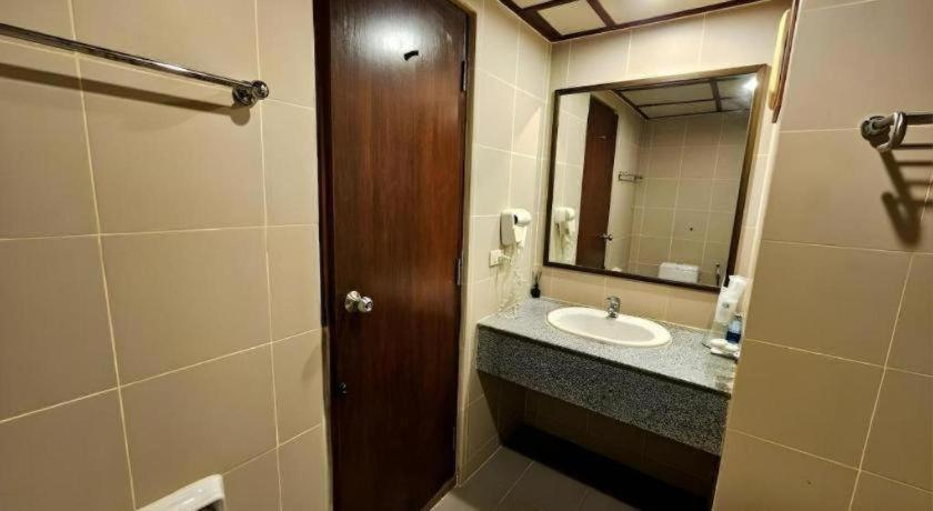 Bathroom 4, Botany Beach Resort Pattaya, Sattahip