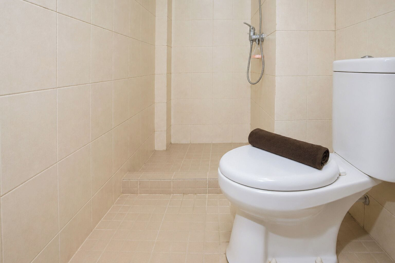 Bathroom 3, Elegant Classic Studio At Apartment Vida View Makassar, Makassar