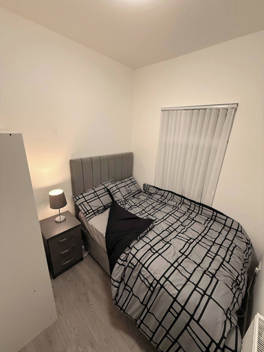 Room 2, Stylish Dream Home With 4 En-suite Bedrooms, Sefton