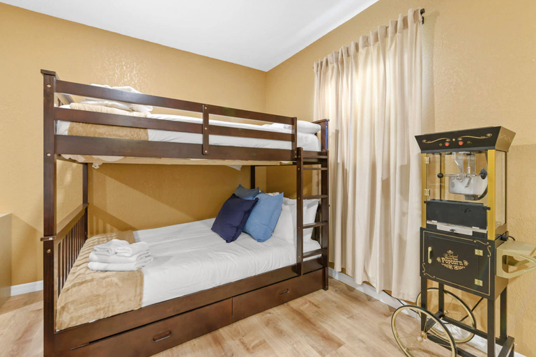 Room 2, Pool Fire Pit Retreat Sleeps 14 - BBQ Grill, Pinellas