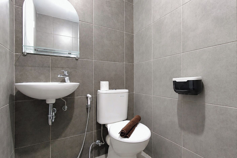 Bathroom 5, Bright And Cozy Studio At Apartment Westown View Surabaya, Surabaya