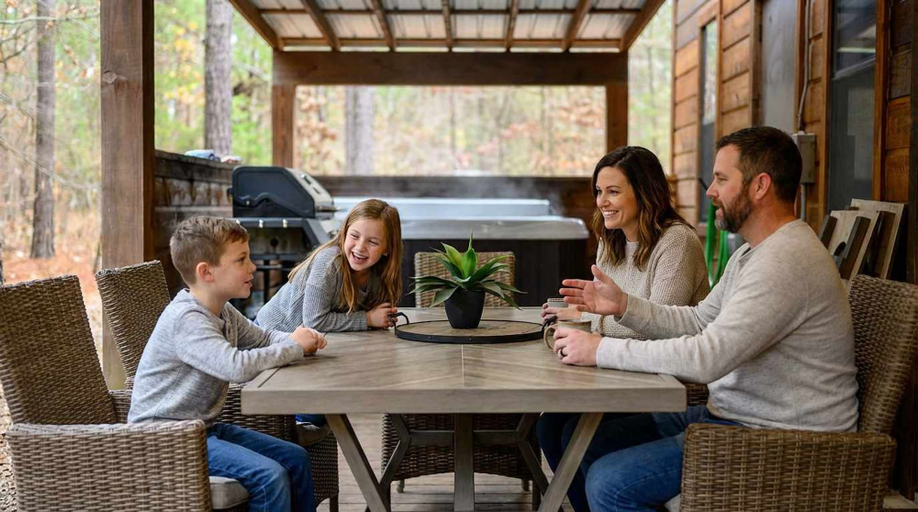Room 5, Luxury Ridge Cabin Hot Tub Fire Pit Views, McCurtain