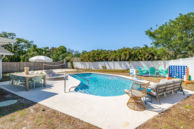 Room 2, Sand Volleyball Pool Hot Tub 4BR Seminole FL, Pinellas