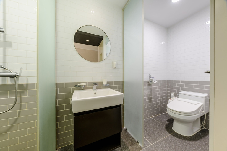 Bathroom 4, Shinshin Hotel World Cup, Seogwipo