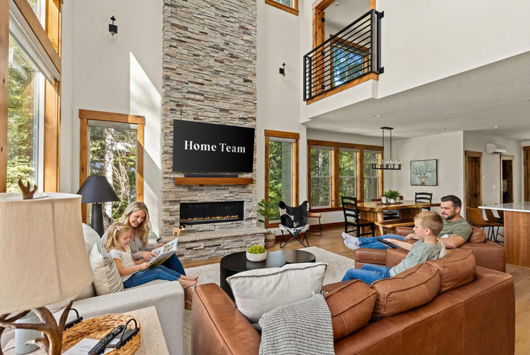 Room 2, Sleeps 14 Hot Tub Sauna Fire Pit New Build, Clackamas