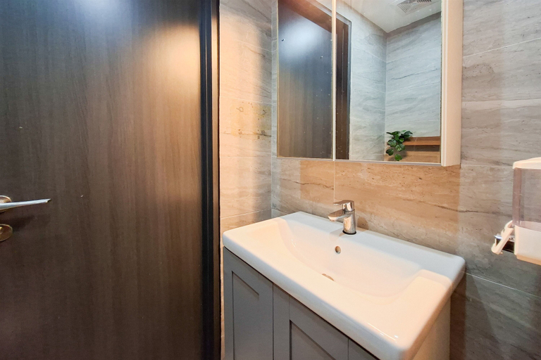 Bathroom 4, Chic And Warm Studio Room At Apartment Collins Boulevard, Tangerang