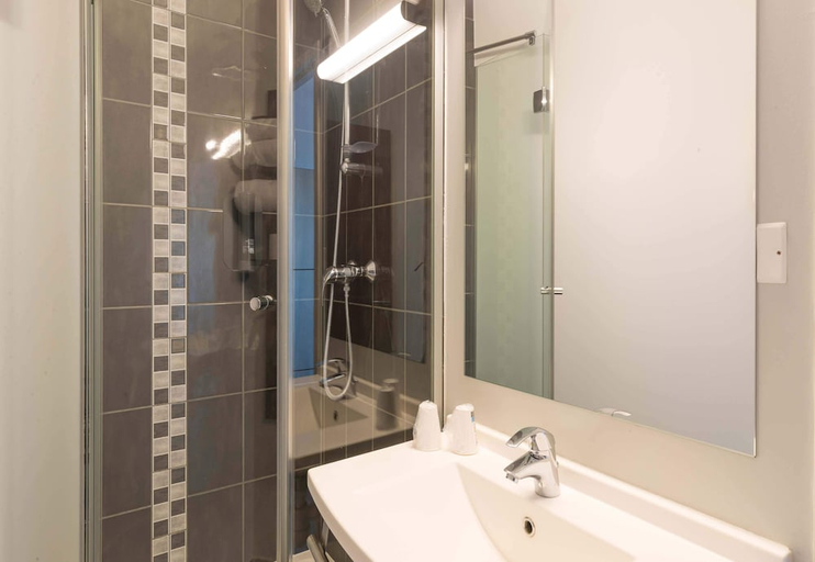 Bathroom 3, B&B HOTEL Romilly-sur-seine, Aube