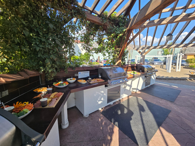 Food & Drinks 5, Sandy Beach Suites, Okanagan-Similkameen