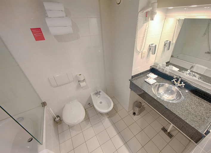 Bathroom 3, Leonardo Hotel Utrecht City Center, Utrecht