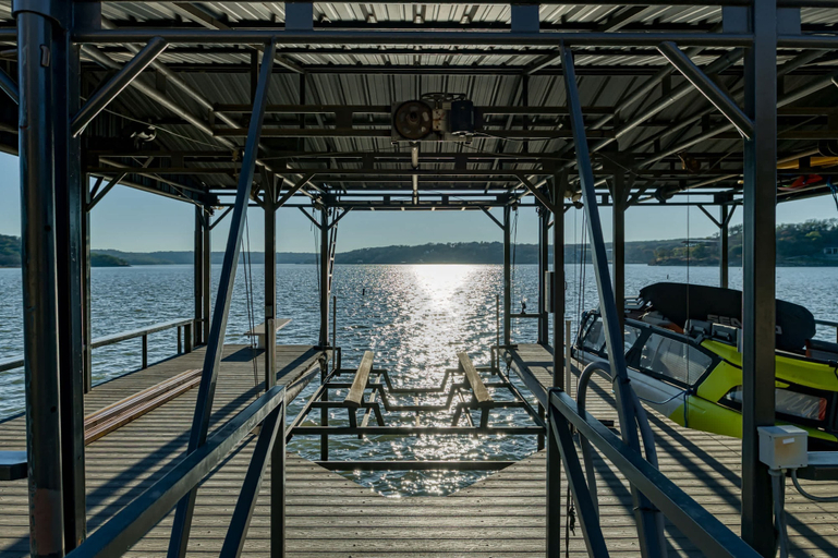 Room 3, Luxury Lake Escape Dock Basketball Views, Wise