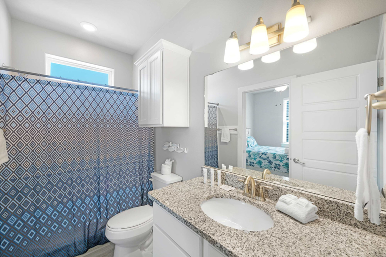 Room 3, Spacious Townhouse Walk to Beach Resort Pool, Nueces