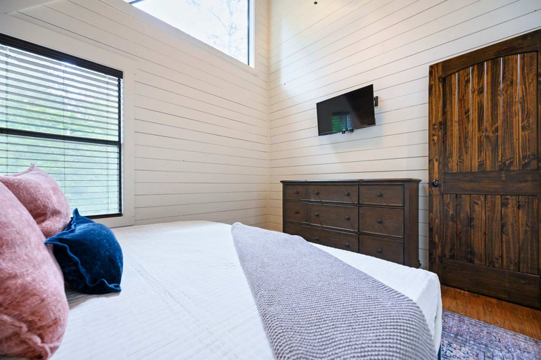 Room 4, Luxury Ridge Cabin Hot Tub Fire Pit Views, McCurtain