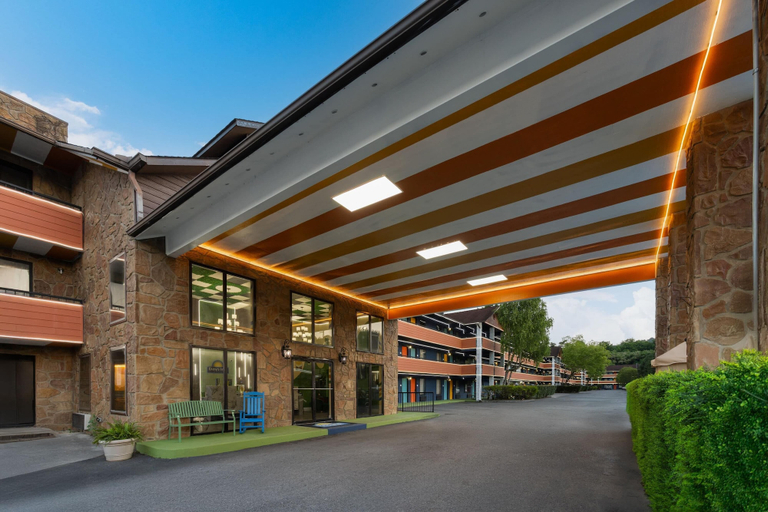 Exterior & Views 2, Days Inn by Wyndham Pigeon Forge Parkway, Sevier