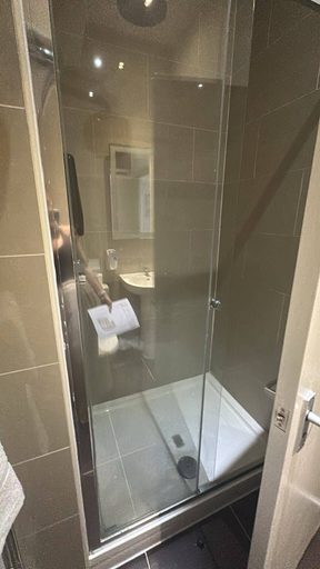 Bathroom 3, Maya Hotel, Luton
