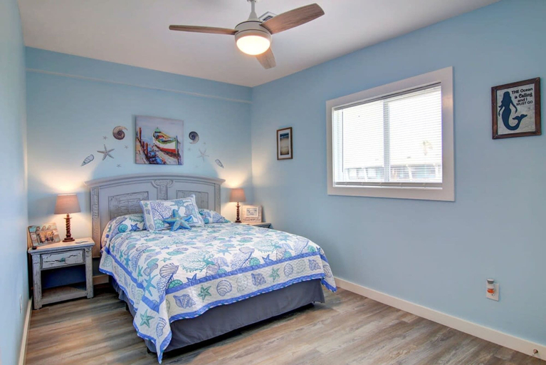 Room 2, Nauti Mermaid Private Pool Sleeps 14 Dog Friendly, Nueces
