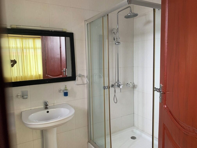 Bathroom 3, The Golden Pigeon Hotel & Spa, Nyamagana