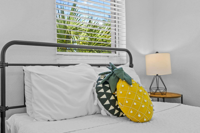 Room 4, Pineapple Paradise 1 13 min to Beach Fire Pit, Sarasota
