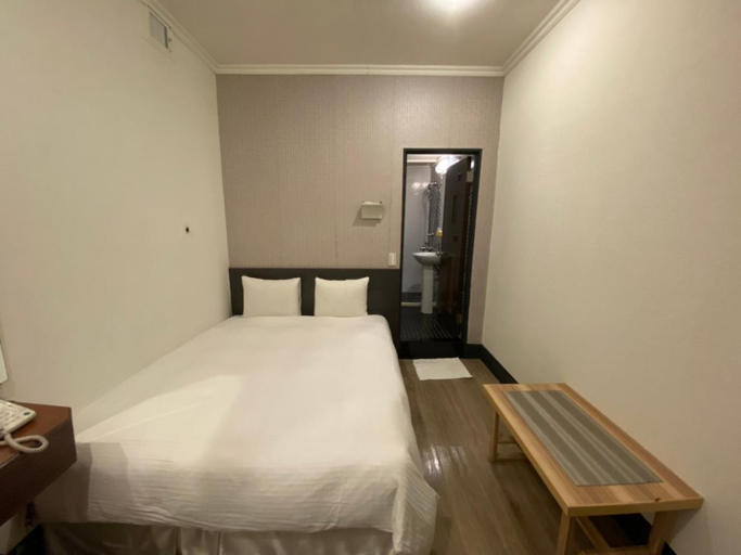 Bedroom 2, Queens Hotel, Taipei City