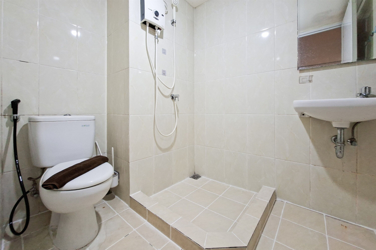 Bathroom 2, Well Appointed 3Br Apartment At M-Town Residence, Tangerang