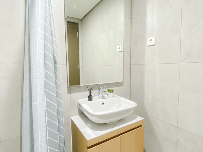 Bathroom 2, Modern Haven Studio At Apartment Pollux Chadstone, Cikarang