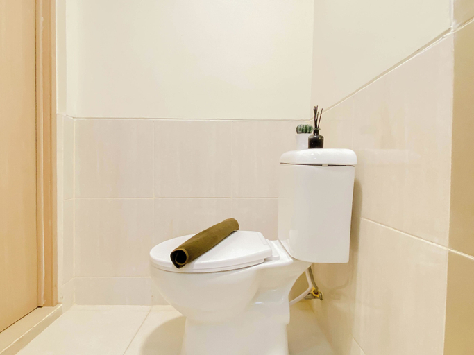 Bathroom 2, Restful And Serene Studio Room At Apartment Meikarta District 2, Cikarang