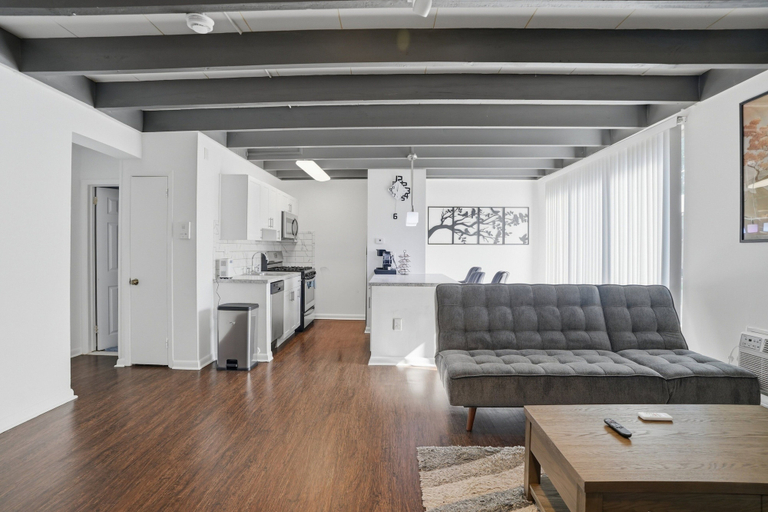 Living area 2, Quiet Flat Near Philly - Full Chef's Kitchen 1 Bedroom Apts, Delaware