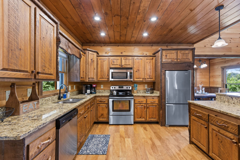 Room 3, EZ Come EZ Geaux - Stunning Mtn Views - Hot Tub, Fannin