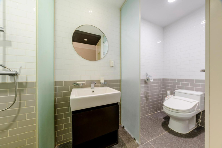 Bathroom 4, Shinshin Hotel World Cup, Seogwipo