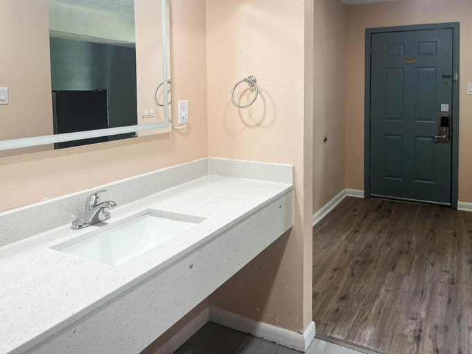 Bathroom 2, Studio 6 – Vicksburg, Ms – Mississippi River, Warren