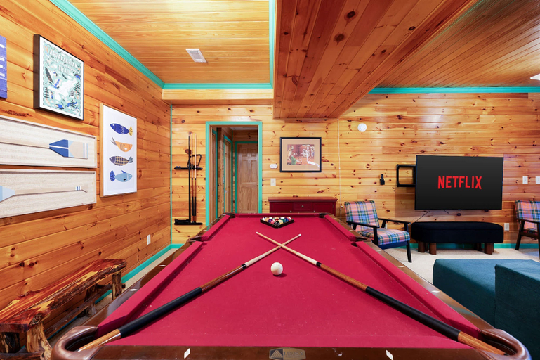 Room 2, Blue Ridge Retreat - Sauna - Hot Tub - Firepit, Fannin