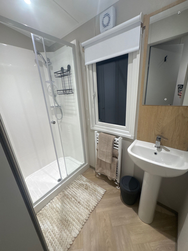 Bathroom 4, Seaside Escape in Porthcawl, Bridgend