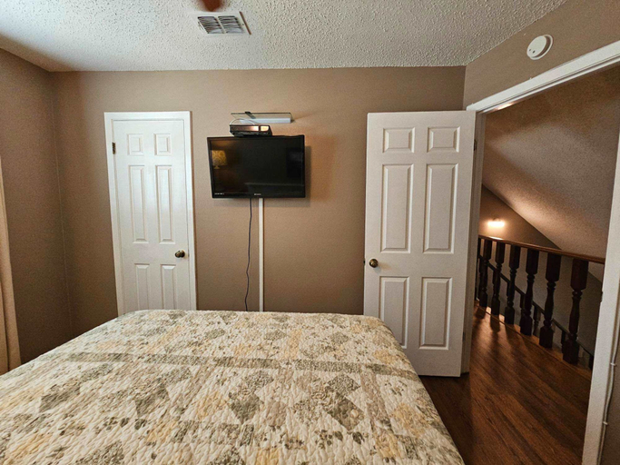 Room 2, Padre Getaway- Fishing Dock Pool 2 Min to Beach, Nueces