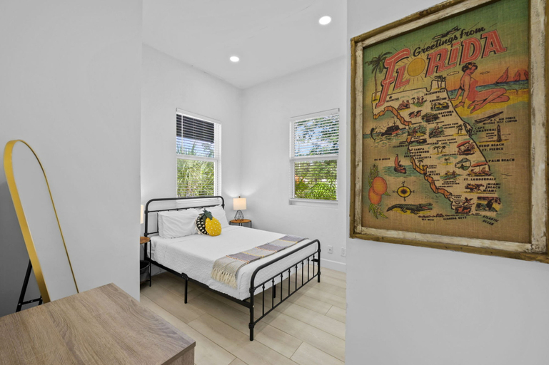 Room 5, Pineapple Paradise 1 13 min to Beach Fire Pit, Sarasota