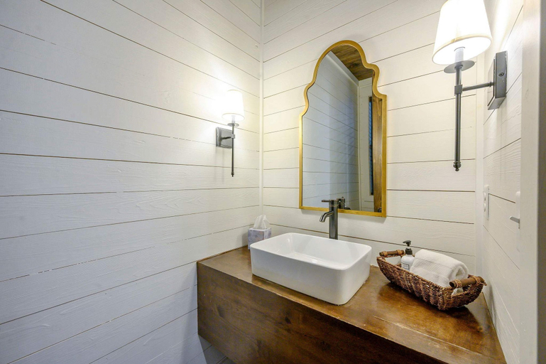 Room 2, Luxury Ridge Cabin Hot Tub Fire Pit Views, McCurtain